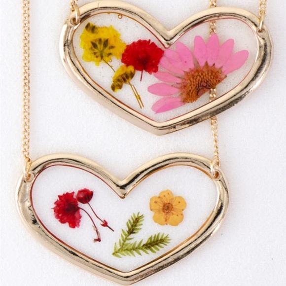 Handmade Real Pressed Dried Flower Botanical Resin Heart Necklace - Picture 7 of 16